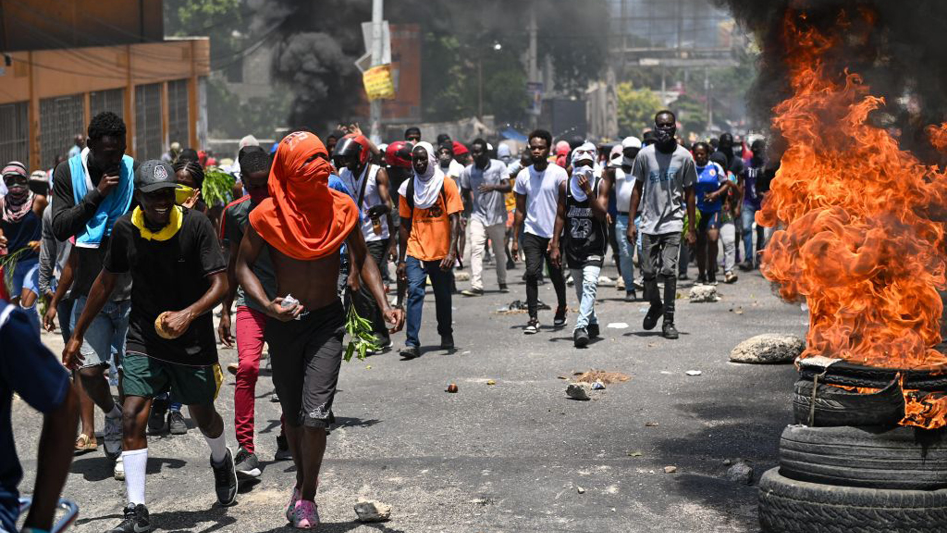 Segundo Elivelton Silva, missionário há muitos anos no Haiti, têm relatado que a nação está vivendo um grande caos causado por g4ngues fortemente arm4das. Mais de 40 mil haitianos fugindo de suas casas. Igrejas e escolas sendo fechadas por guerrilheiros. Presídios sendo abertos com fuga em massa de presos que estão se juntando as gangues. 